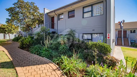 Townhouse in Bedfordview — photo 1 of 6