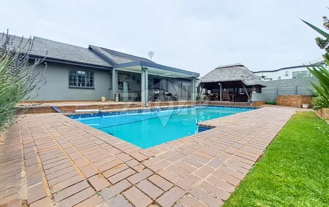 Residential Property in Bedfordview — photo 1 of 6