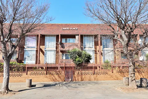 Apartment / Flat in Symhurst — photo 1 of 17