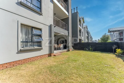 Townhouse in Modderfontein — photo 1 of 13