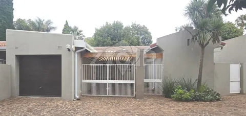 Townhouse in Bruma — photo 1 of 18
