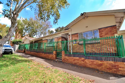 House in Bezuidenhout Valley — photo 1 of 19