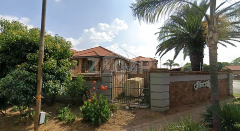 Townhouse in Eastleigh — photo 1 of 10