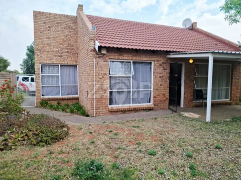 Townhouse in Langenhovenpark — photo 1 of 18