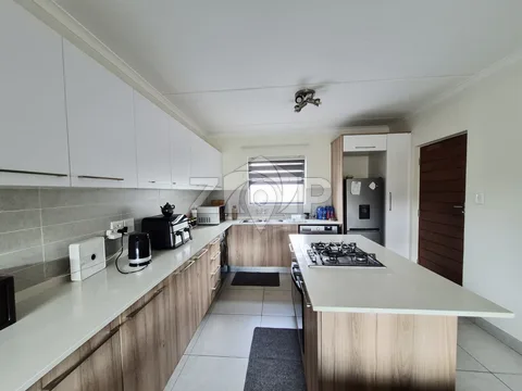 Townhouse in Modderfontein — photo 1 of 11