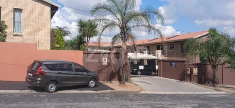 Townhouse in Primrose — photo 1 of 9