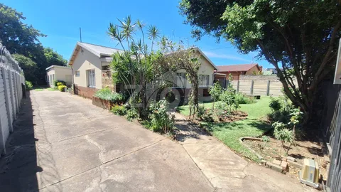 House in Pretoria North — photo 1 of 42