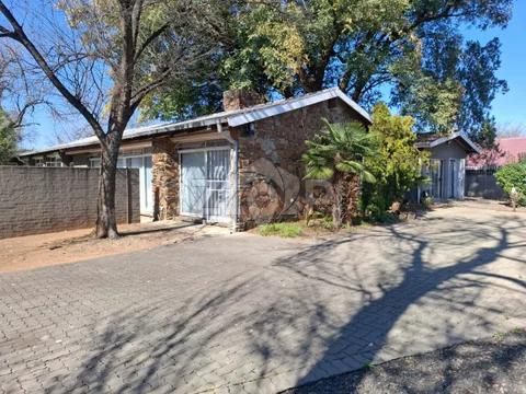 House in Universitas — photo 1 of 23
