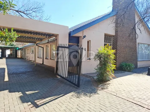 House in Universitas — photo 1 of 20