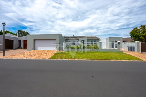 House in Edgemead — photo 1 of 28