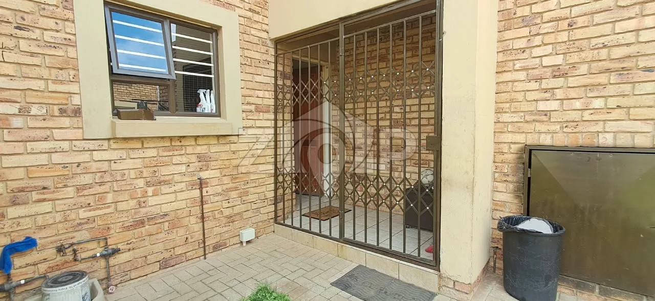 Lovely Ground floor unit - Bond or Cash